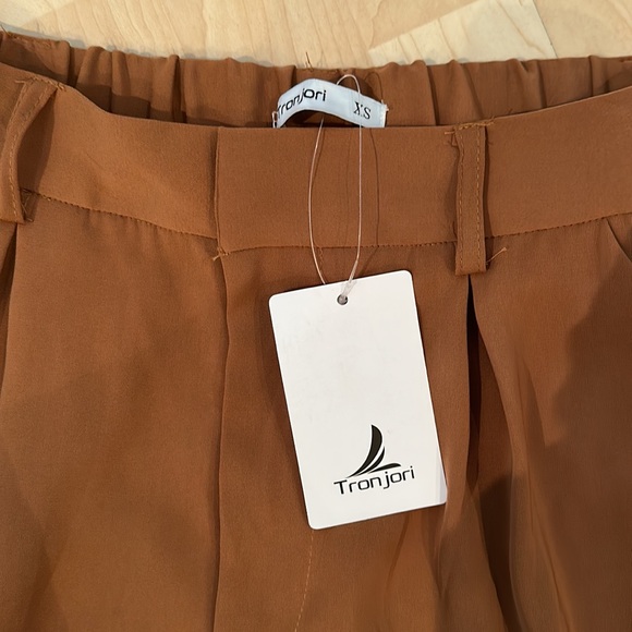 Wide leg pants perfect for short girlies! I’m 5’4 they are perfect length - Picture 2 of 3